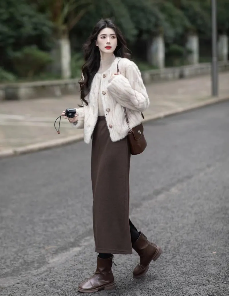 Vẻ ngoài nữ tính và trẻ trung với set đồ áo khoác lông cừu kết hợp cùng chân váy ngắn