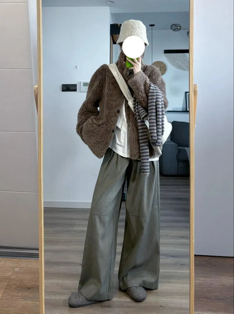 Phong cách năng động và phóng khoáng khi phối áo khoác lông cừu dáng ngắn cùng quần jeans ống rộng