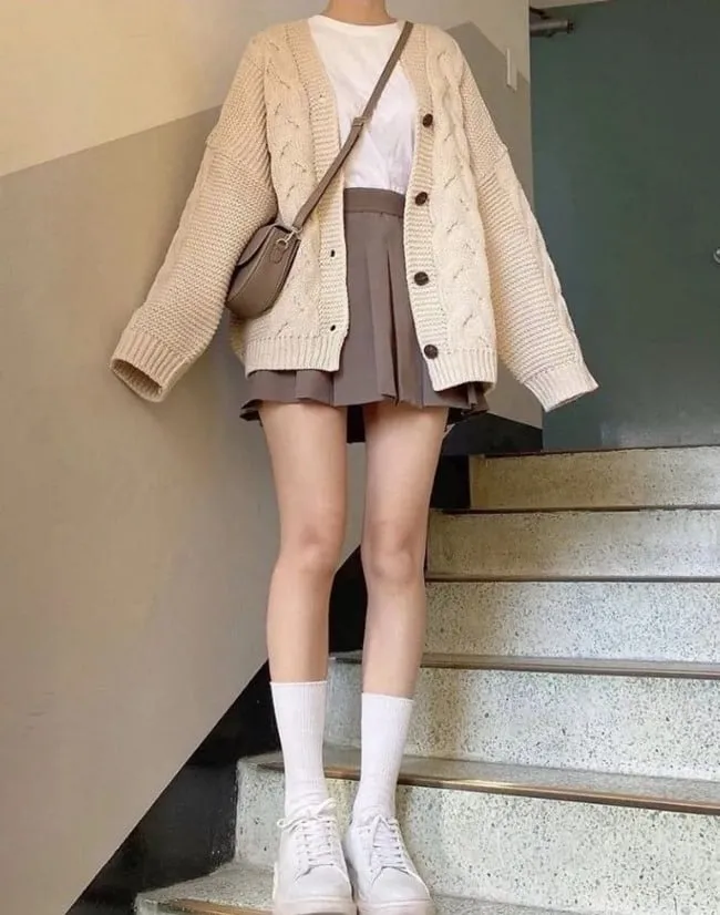 Sự kết hợp giữa giày bánh mì và chân váy tạo nên vẻ ngoài trẻ trung năng động
