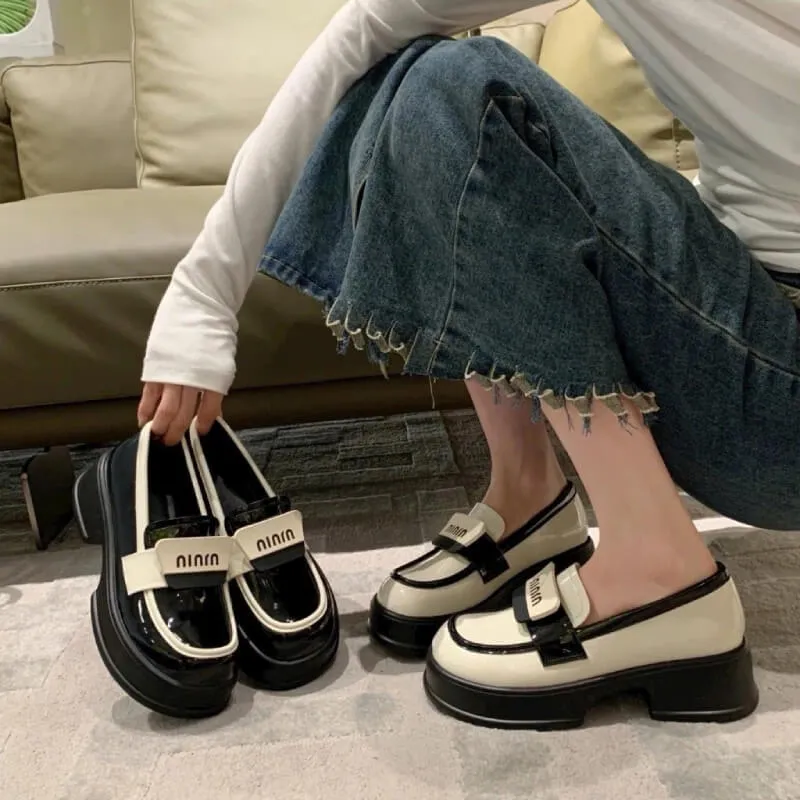 Sự kết hợp giữa giày bánh mì ren và trang phục công sở tạo nên vẻ ngoài chuyên nghiệp và cuốn hút