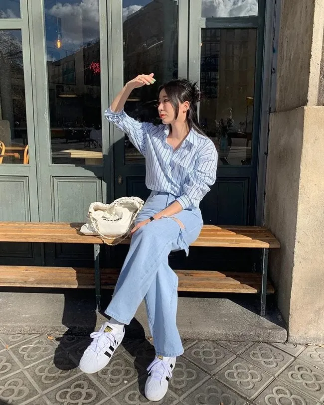 phoi-do-voi-quan-jeans-ong-rong-12_cb99af8450794c348cf7b62196e45a92 Phong cách trẻ trung khi kết hợp giày bánh mì nhung gân cùng quần jeans