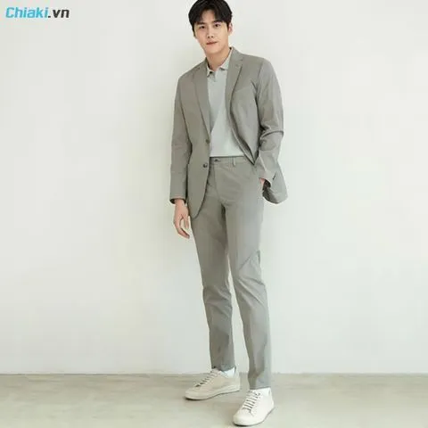phoi-quan-tay-voi-giay-the-thao-va-ao-blazer-jpg-1732094778-20112024162618 Giày bánh mì mang lại sự phá cách hiện đại cho bộ trang phục công sở truyền thống