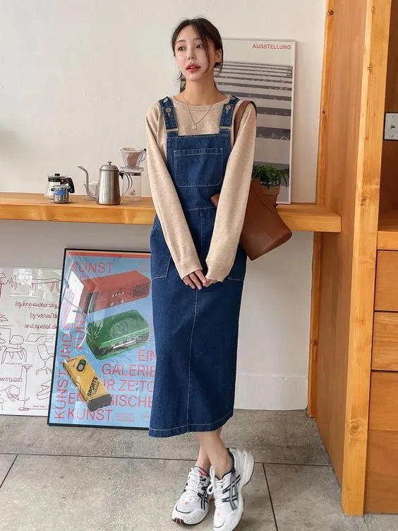 Sự kết hợp kinh điển giữa váy yếm denim áo thun và giày bánh mì mang lại vẻ ngoài năng động