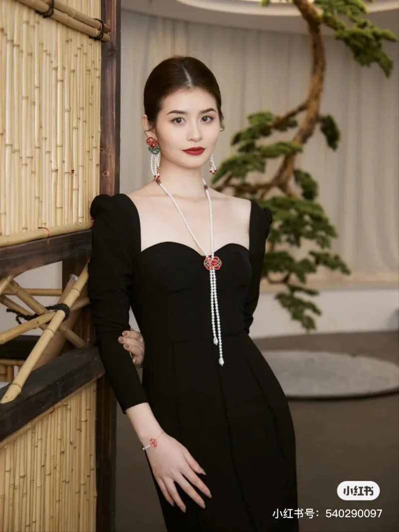 Phụ kiện tinh tế giúp nâng tầm set đồ váy lụa và giày bệt