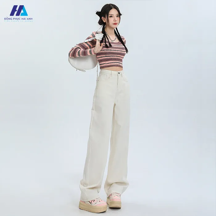 Quần ống rộng cạp cao kết hợp giày bánh mì giúp kéo dài đôi chân đáng kể