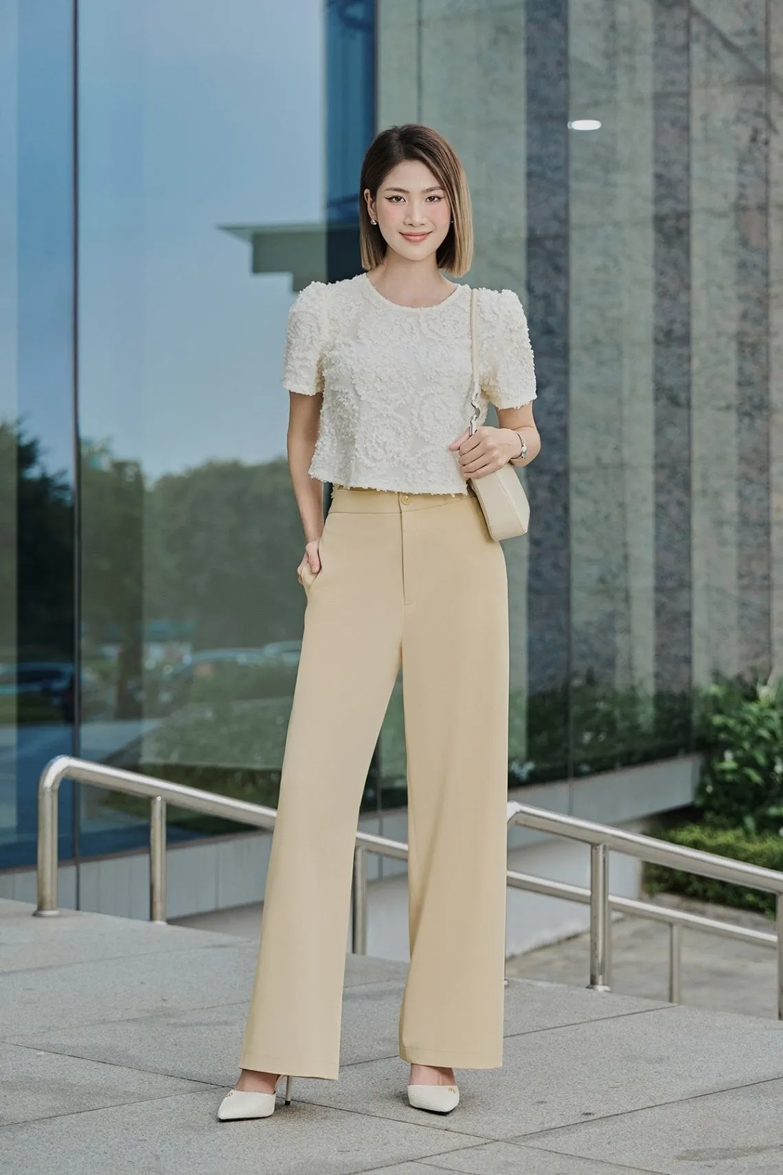 quan_ong_rong_phoi_ao_croptop_06a9651b1c184ffcad6715aeeb7961f5 Phong cách hiện đại và thời thượng với quần ống rộng kết hợp cùng giày bánh mì