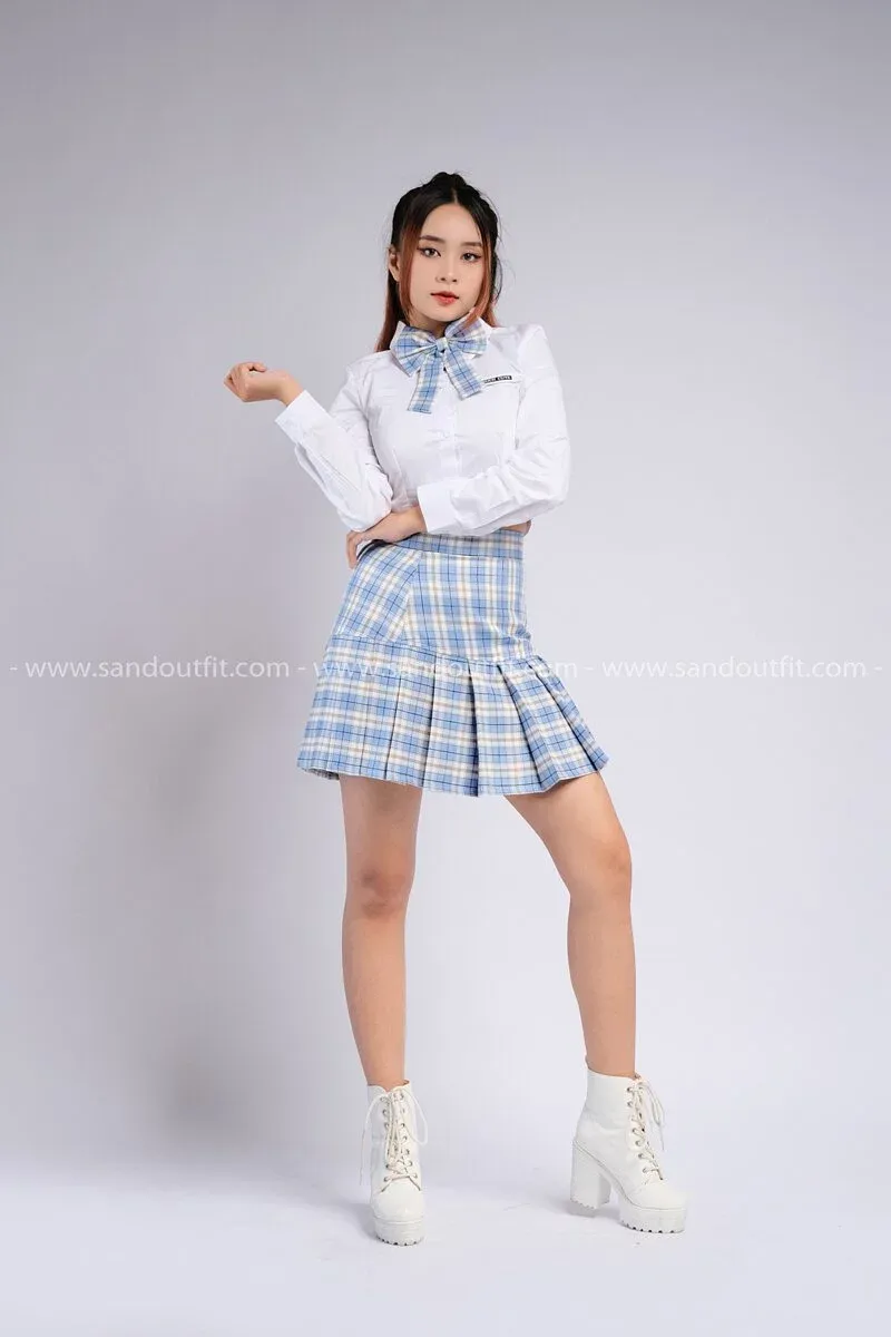 Sự kết hợp thanh lịch giữa áo sơ mi trắng và đầm yếm caro
