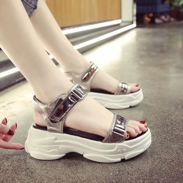 Thiết kế đế gợn sóng độc đáo tạo nên diện mạo phá cách và khác biệt