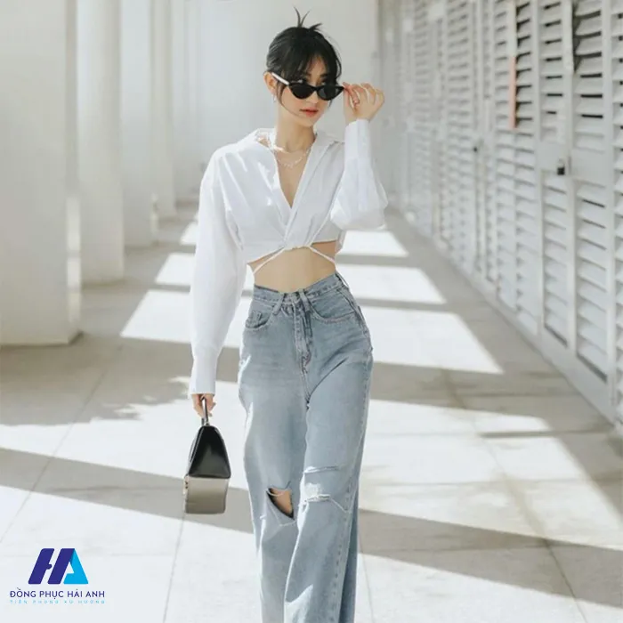 Phong cách bụi bặm và năng động với áo croptop ôm và quần jeans