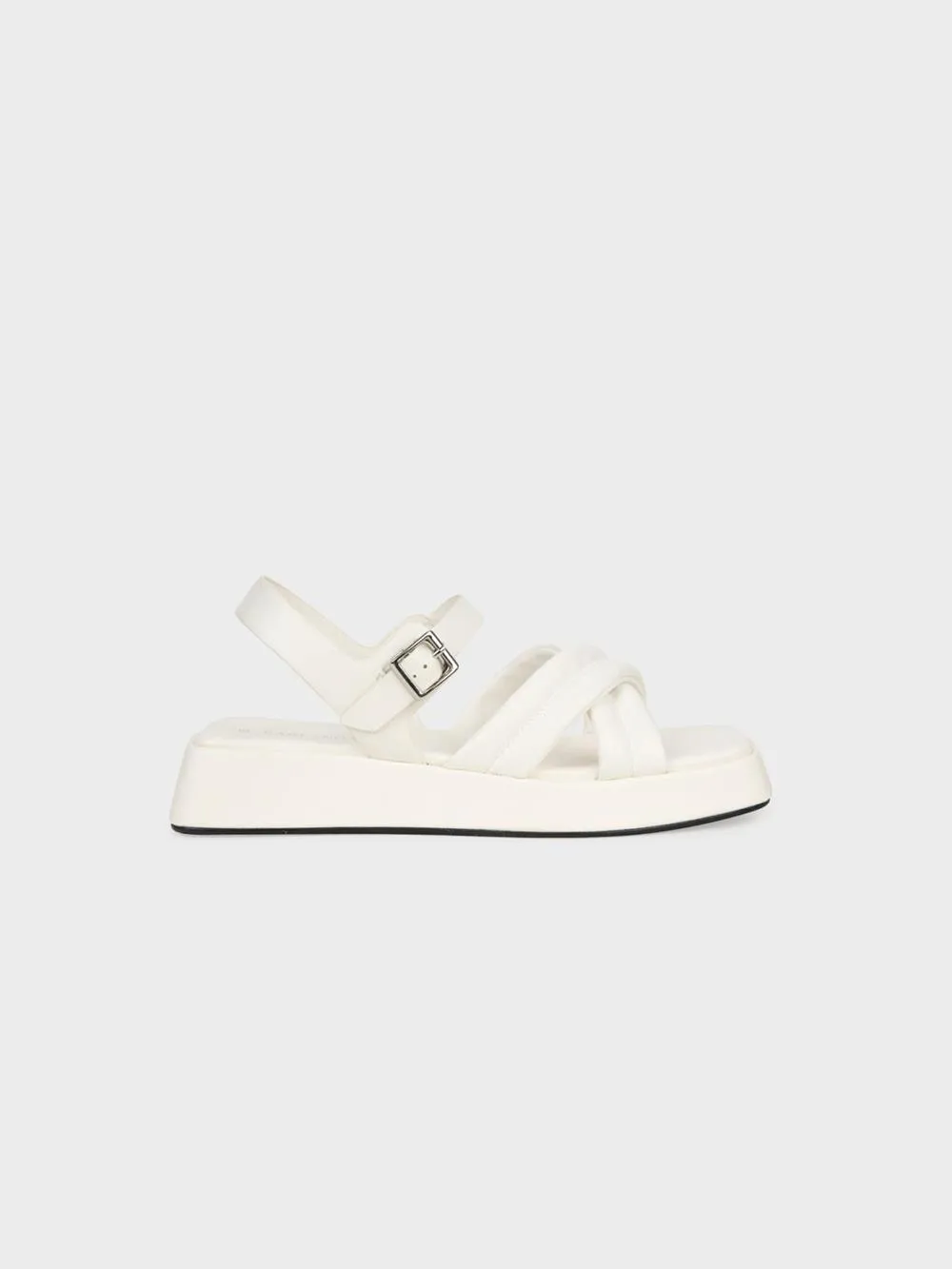 Cận cảnh hệ thống quai đan xen tinh tế tạo nên sức hút khó cưỡng cho mẫu sandal bánh mì
