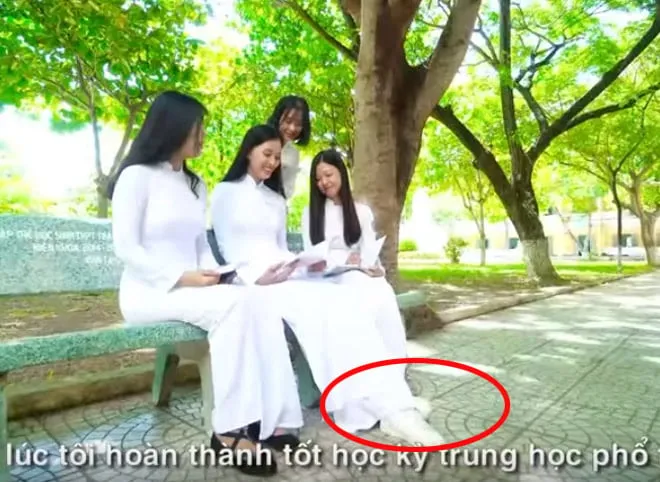 Sự kết hợp phá cách giữa áo dài và giày bánh mì tạo nên vẻ đẹp năng động cho các bạn trẻ