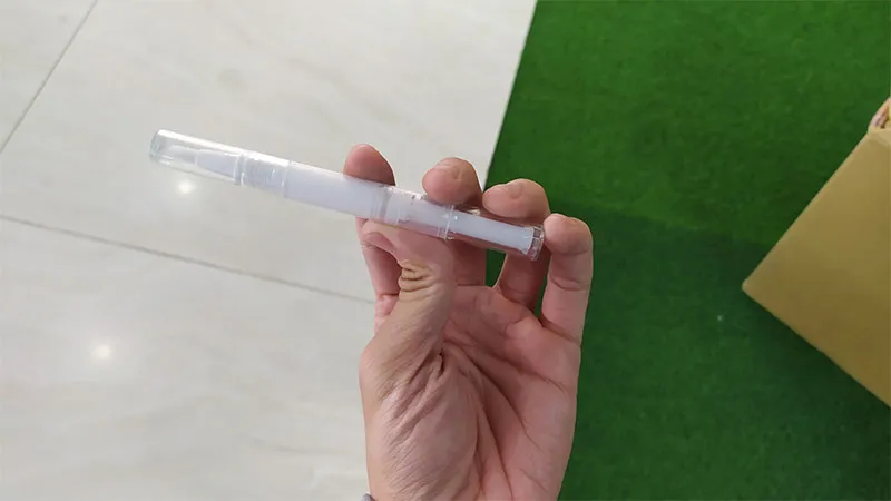 Sử dụng bút làm trắng là giải pháp nhanh chóng để che đi các vết ố vàng cứng đầu