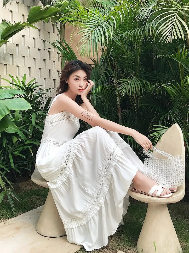 Sự kết hợp hoàn hảo giữa đầm maxi thướt tha và giày bánh mì tạo nên vẻ ngoài thanh lịch
