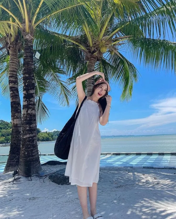 vay-maxi-di-bien-mau-trang Sandal bánh mì xỏ ngón dễ dàng kết hợp với nhiều loại trang phục đi biển khác nhau