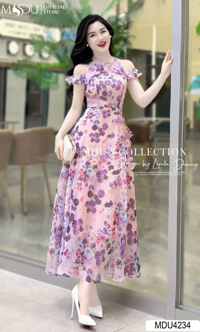 Váy hoa nhí dáng dài phối cùng giày cao gót tạo nên vẻ đẹp thanh lịch vượt thời gian