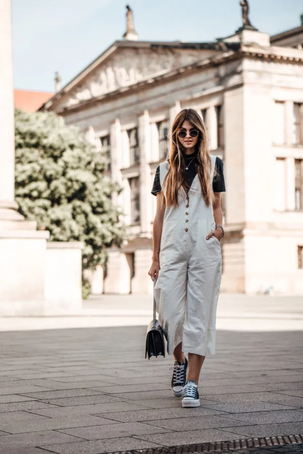 Sự kết hợp hoàn hảo giữa quần yếm denim và giày bánh mì tạo nên vẻ ngoài năng động và trẻ trung cho phái đẹp